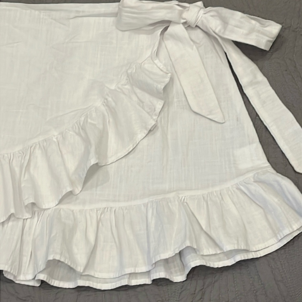 White Women’s rayon ruffled faux wrap mini skirt with tie size M - Picture 2 of 9